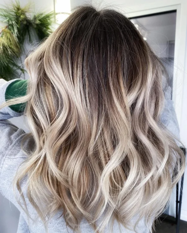 31-wavy-ash-blonde-highlights