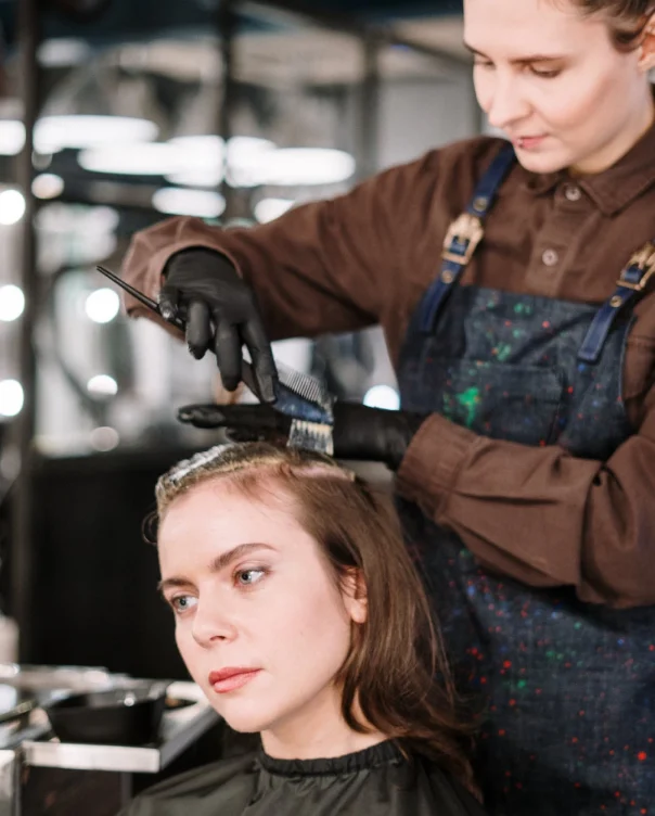 hair-stylist-doing-hair-color-to-wome-2